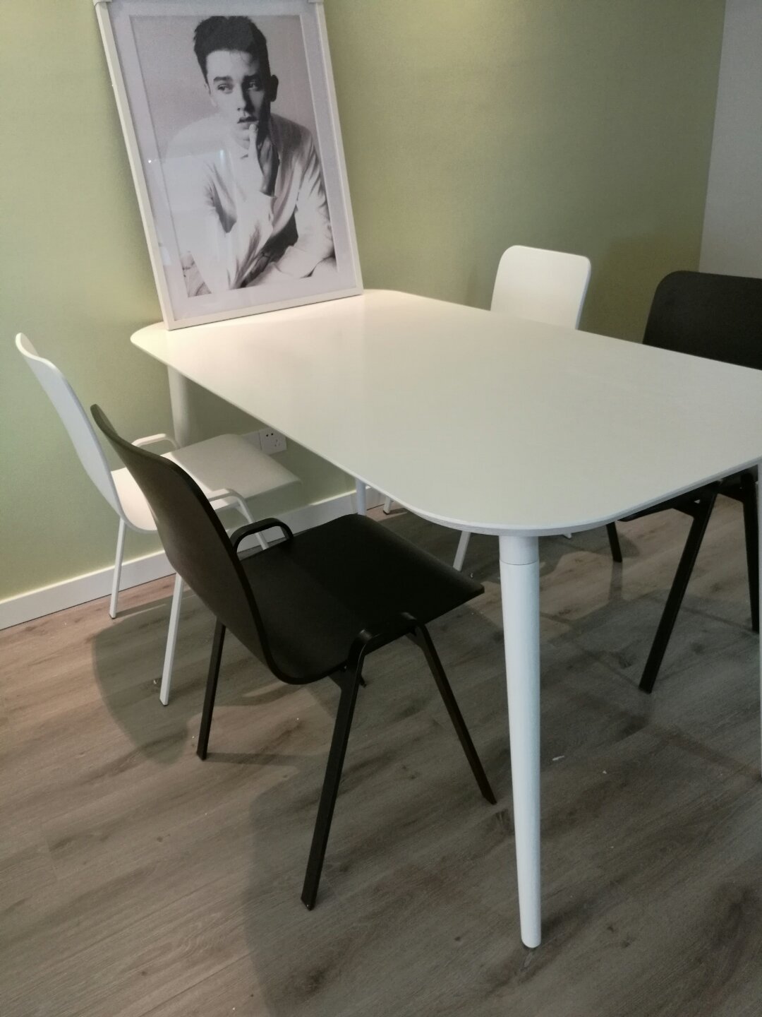 小希对画板餐桌®－长桌 1.6米发布的晒单效果图及评价